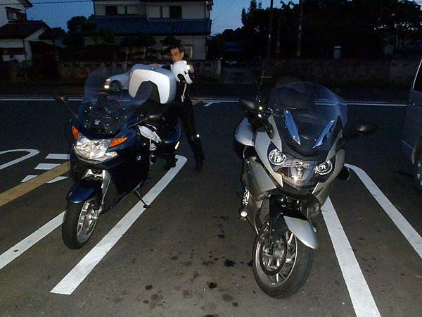 セブンイレブンの駐車場にて